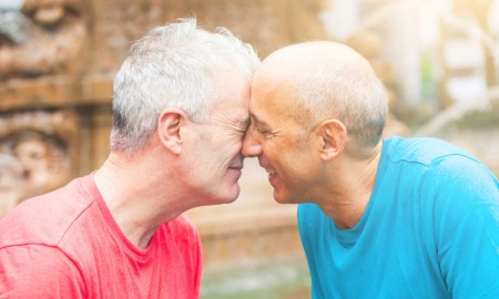 relation amoureuse entre séniors gays célibataires
